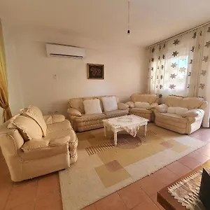 Spacious House With A Big Garden And Fire Pit Vakantiehuis Tirana